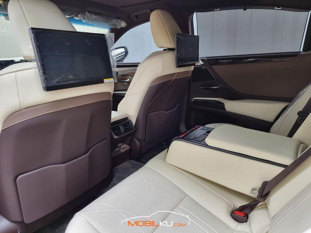 Mobil Lexus ES 2019