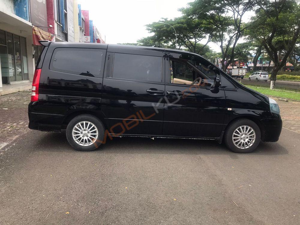 Mobil Nissan Serena 2012