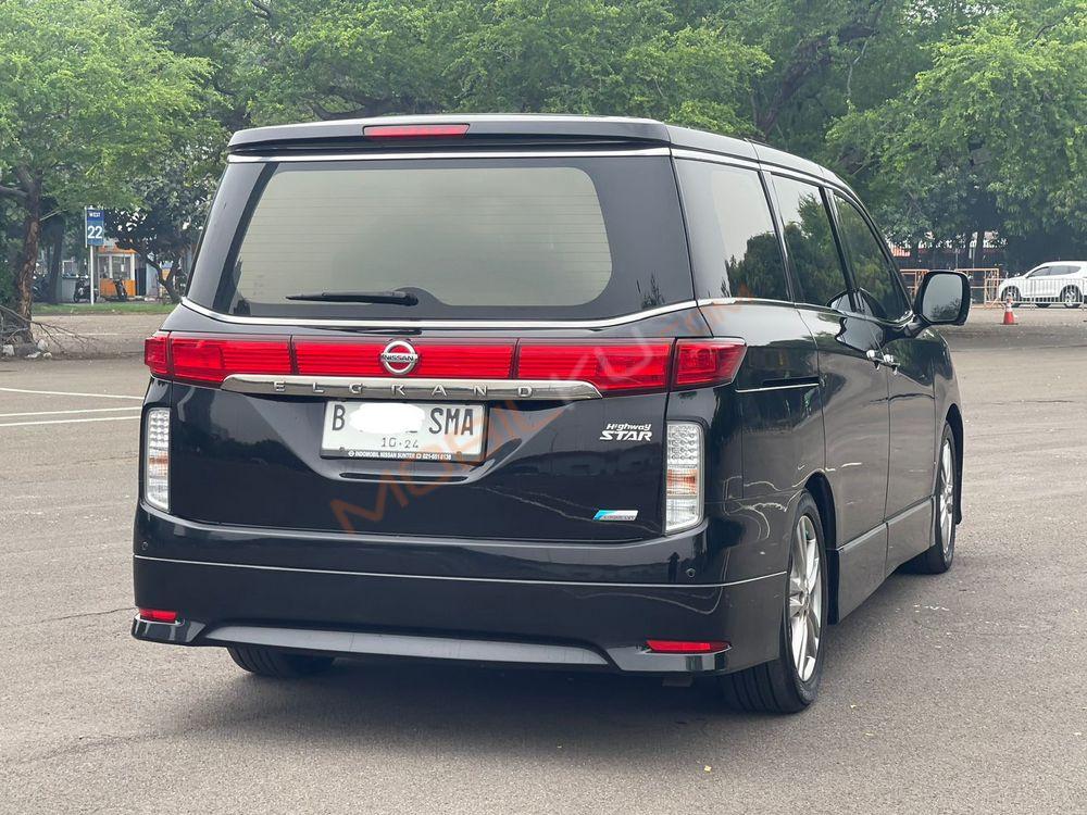 Mobil Nissan Elgrand 2013