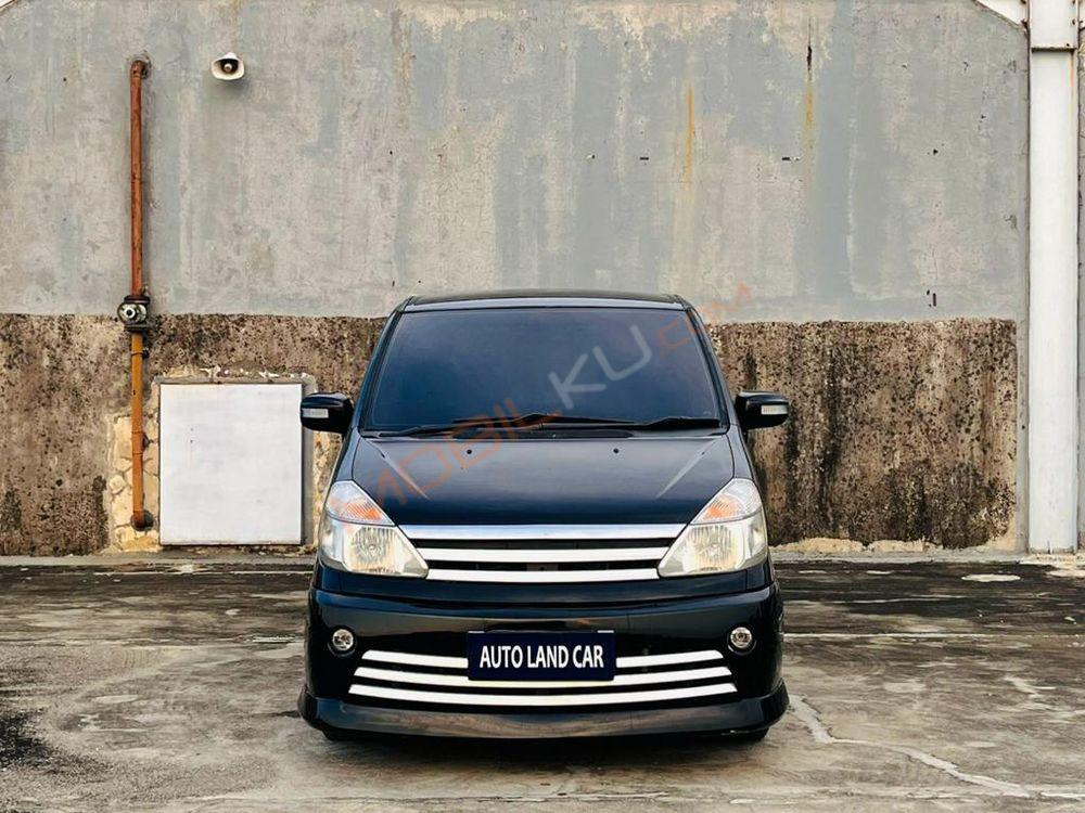 Mobil Nissan Serena 2011