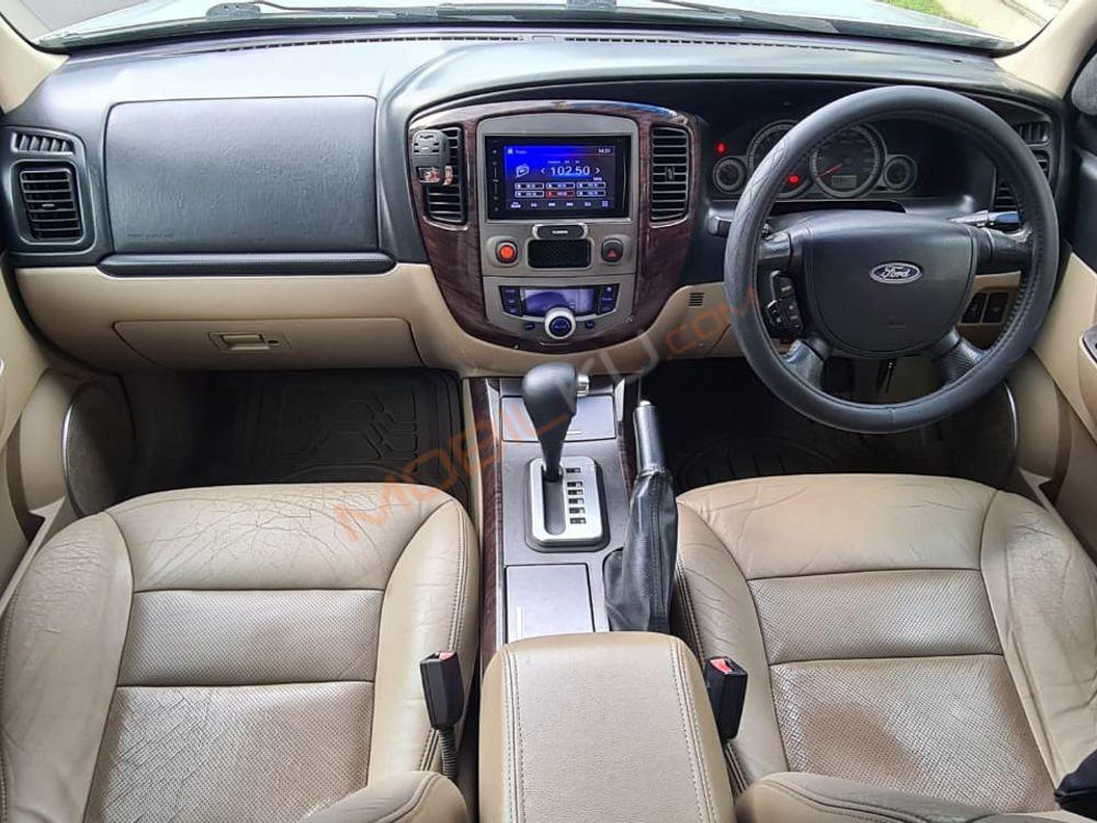 Mobil Ford Escape 2011