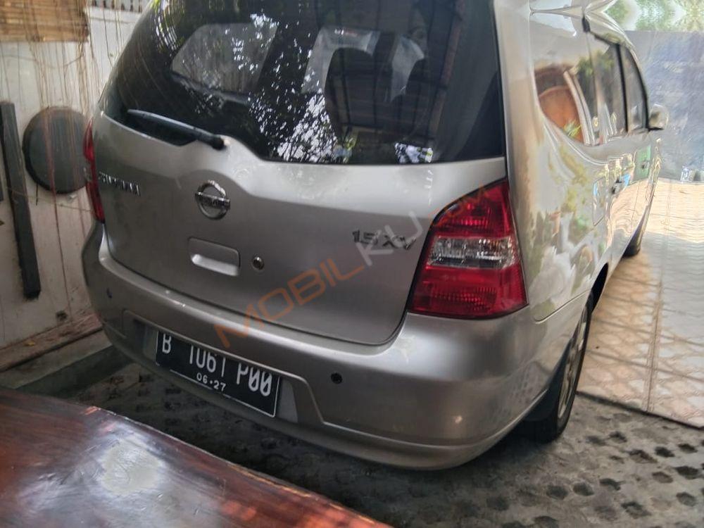 Mobil Nissan Grand Livina 2012