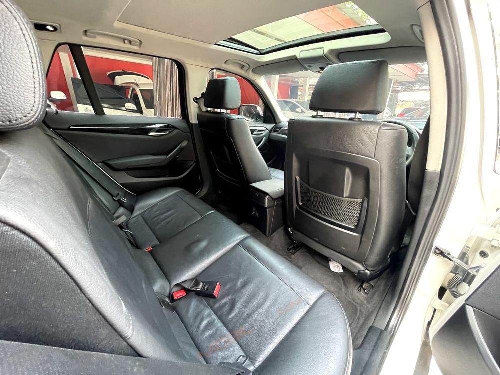 Mobil BMW X1 2012