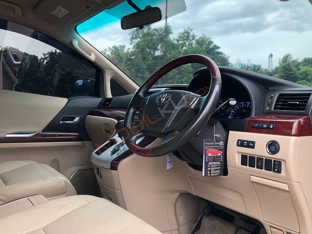 Mobil Toyota Vellfire 2010