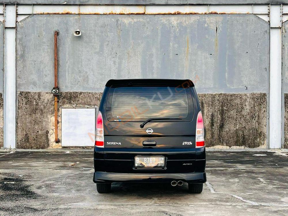 Mobil Nissan Serena 2011