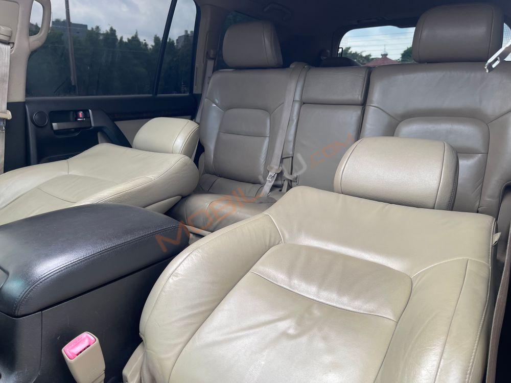 Mobil Toyota Land Cruiser 2010