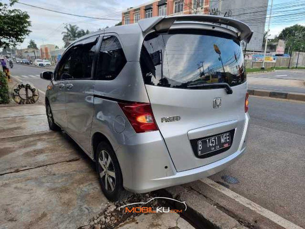 Mobil Honda Freed 2010