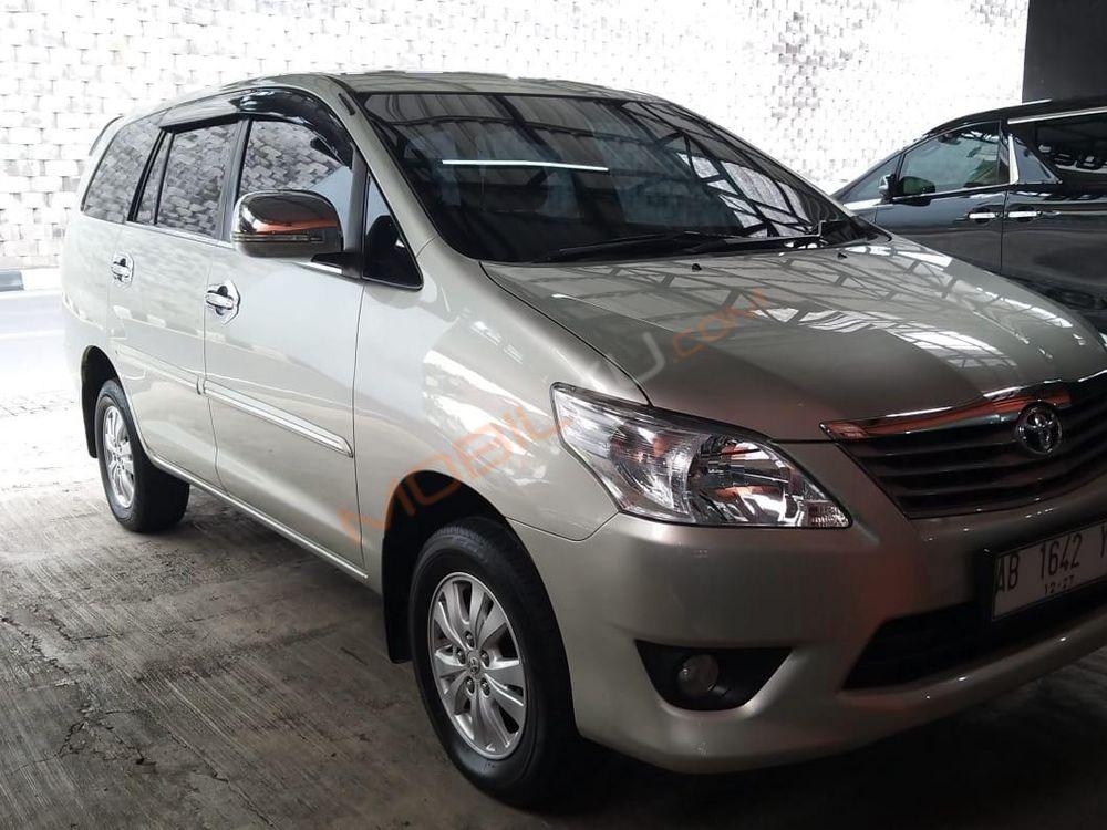 Mobil Toyota Kijang Innova 2012