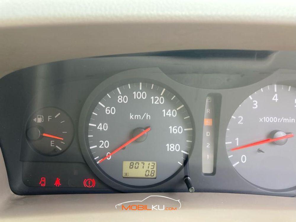 Mobil Nissan Serena 2012