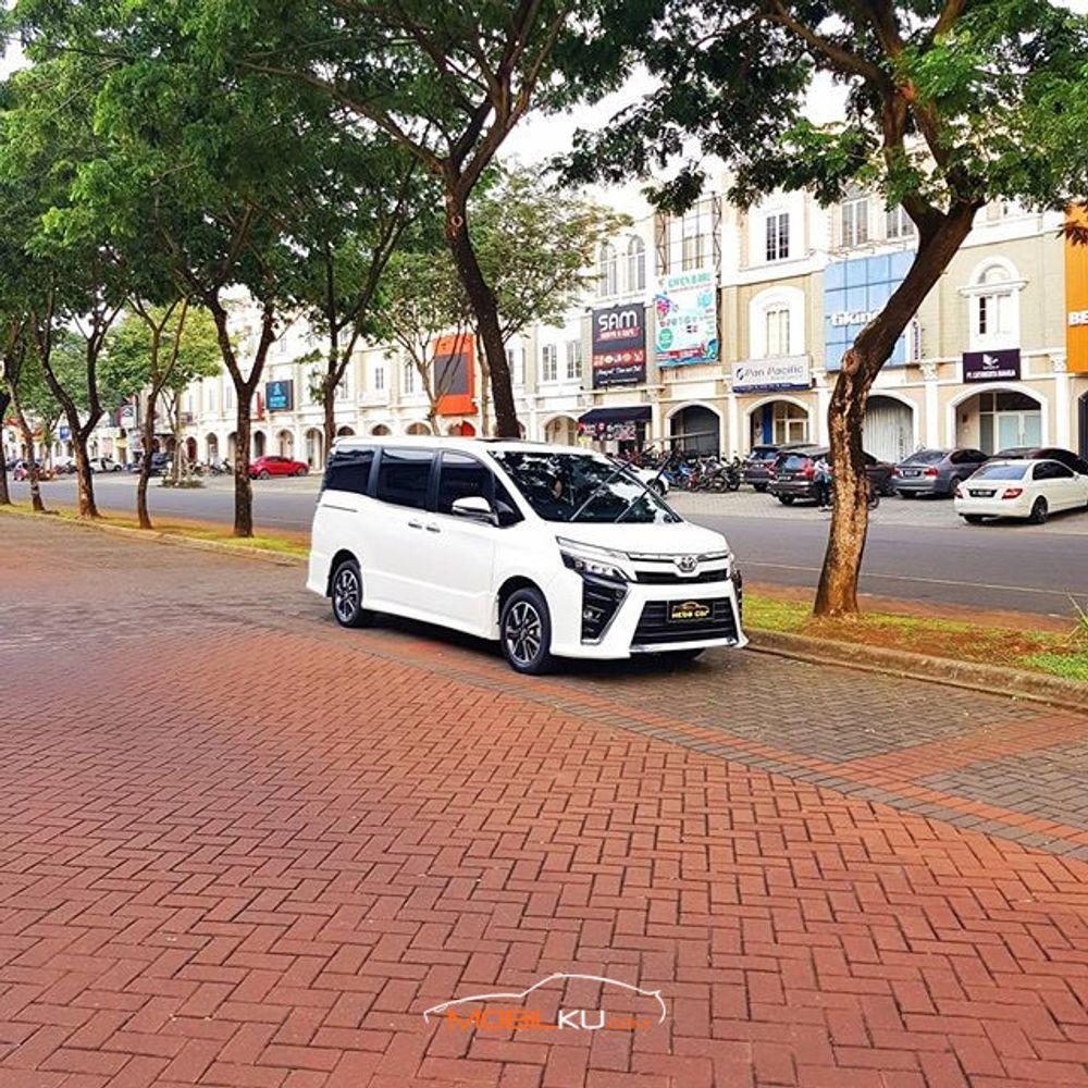 Mobil Toyota Voxy 2017