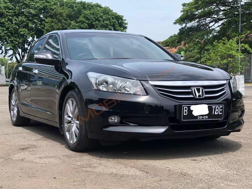 Mobil Honda Accord 2011