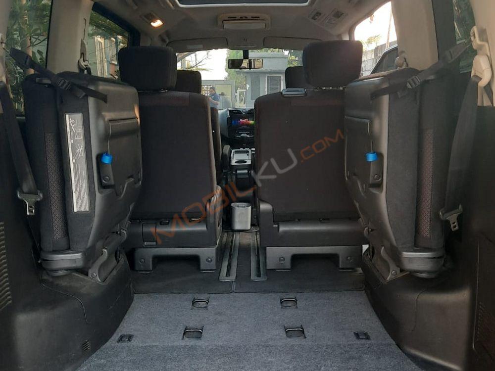 Mobil Nissan Serena 2014