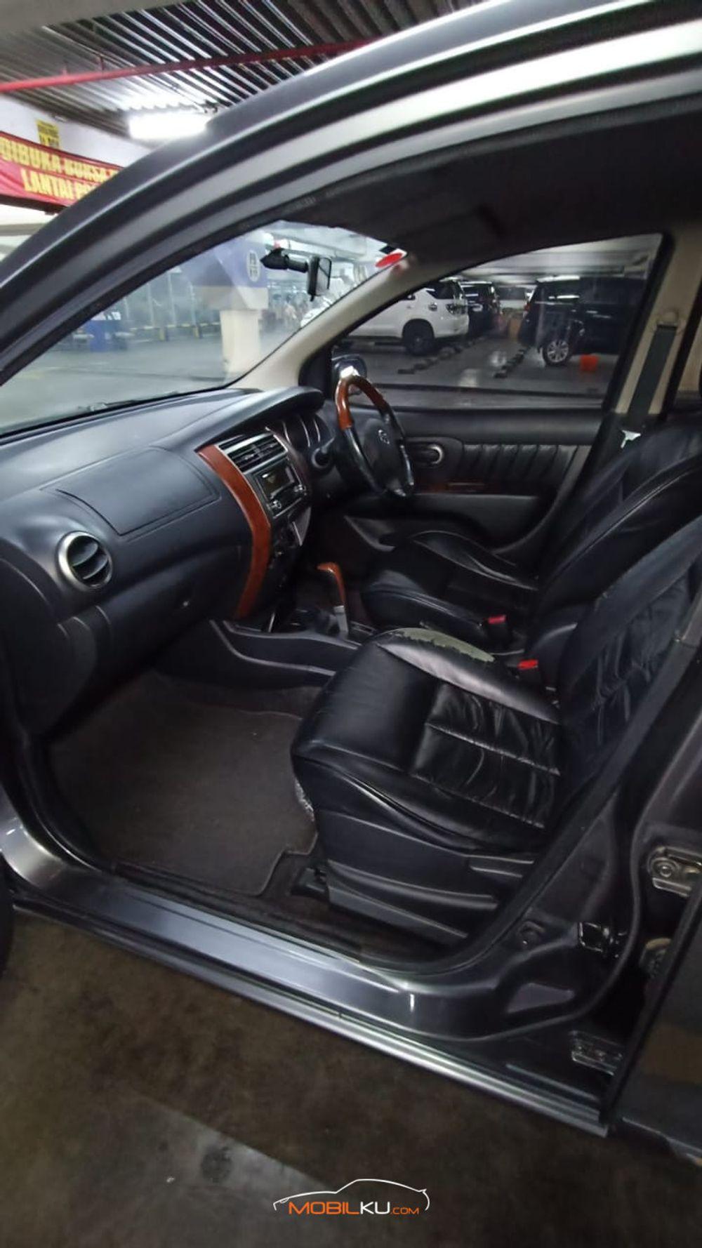 Mobil Nissan Grand Livina 2011