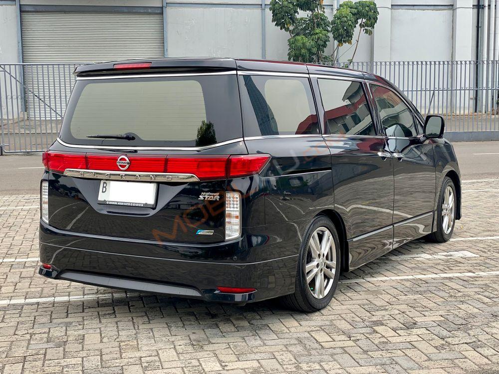 Mobil Nissan Elgrand 2013