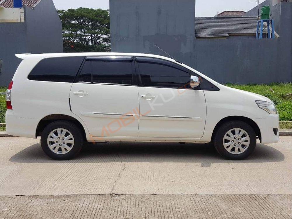 Mobil Toyota Kijang Innova 2012