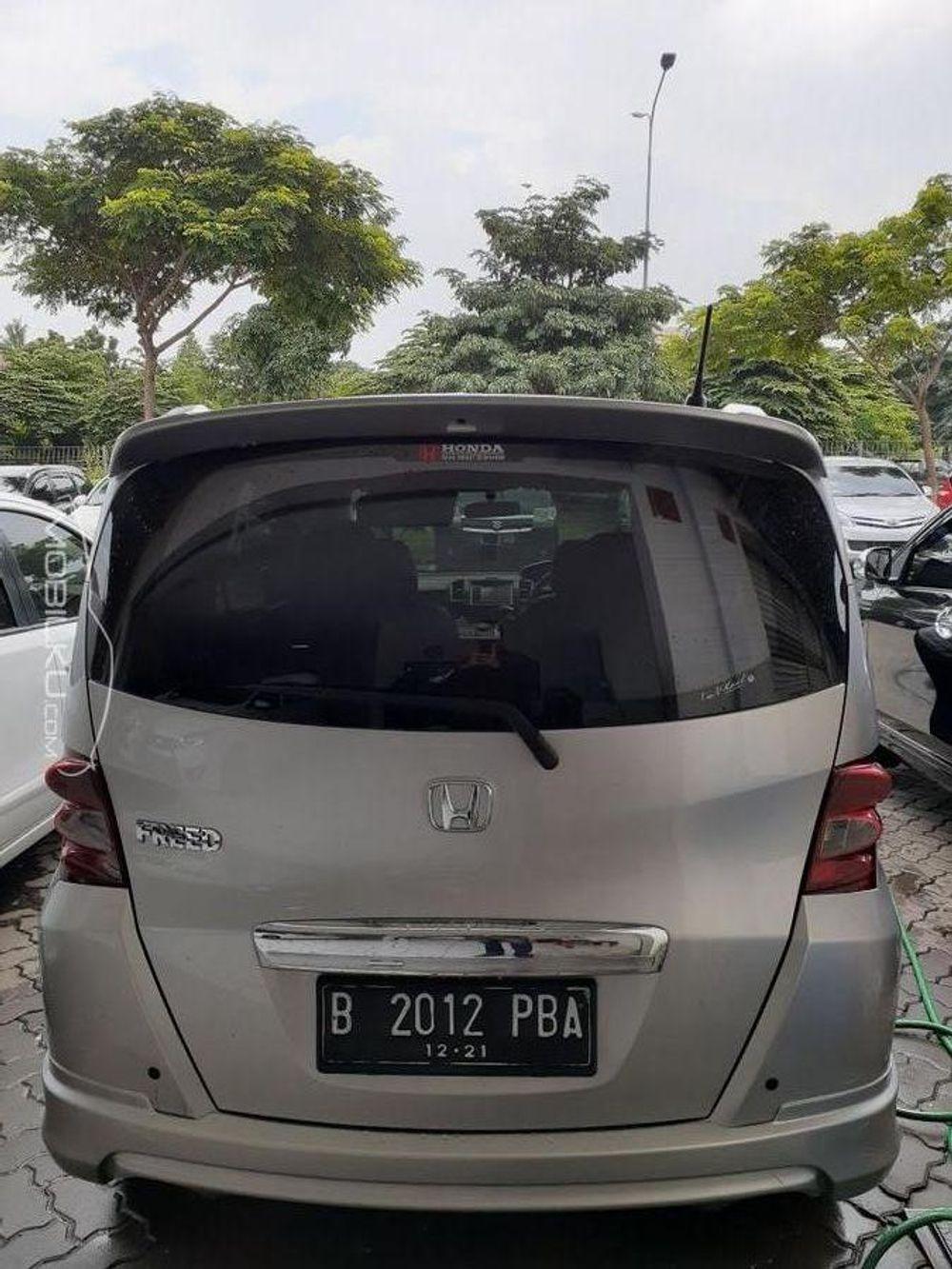 Mobil Honda Freed 2011