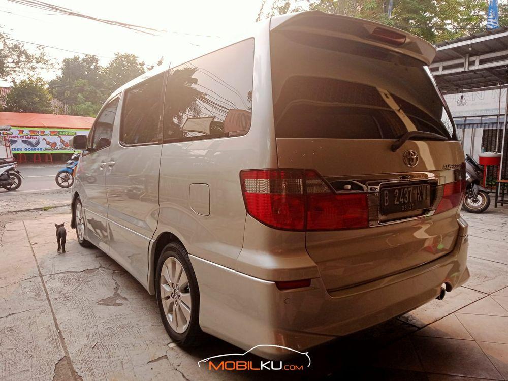 Mobil Toyota Alphard 2005
