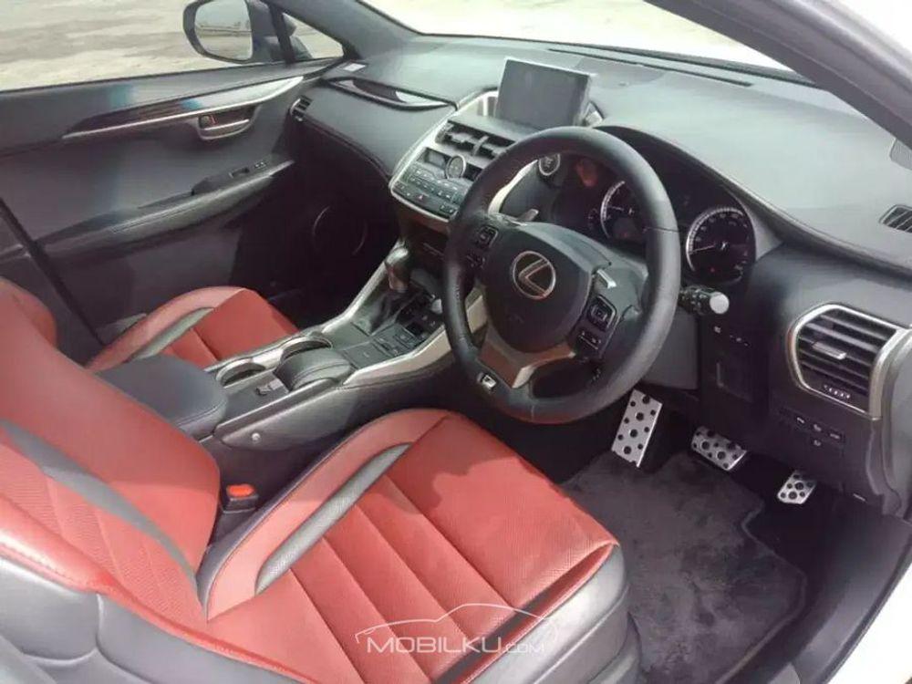 Mobil Lexus NX 2015
