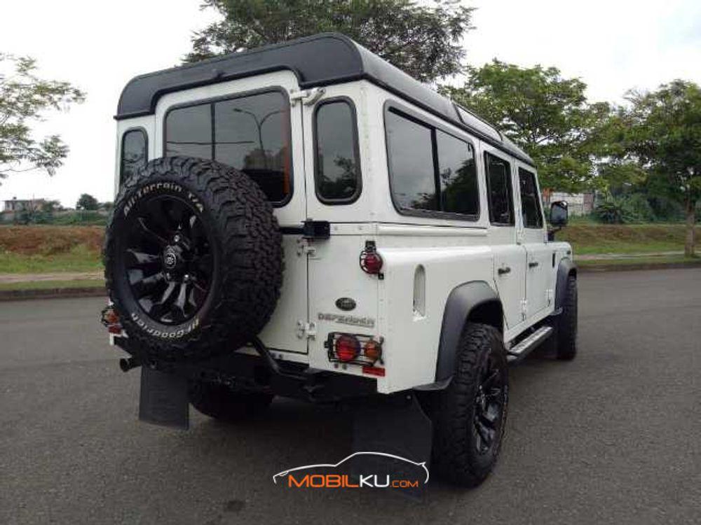 Mobil Land Rover Defender 2013