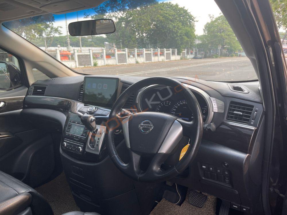 Mobil Nissan Elgrand 2013