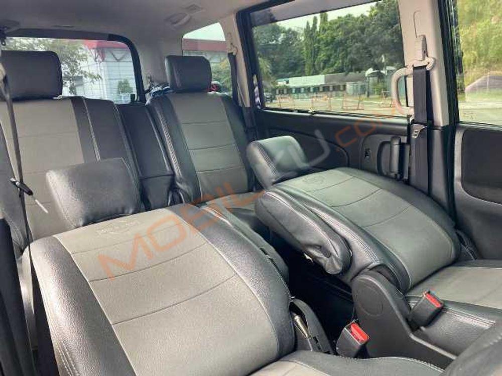 Mobil Nissan Serena 2017