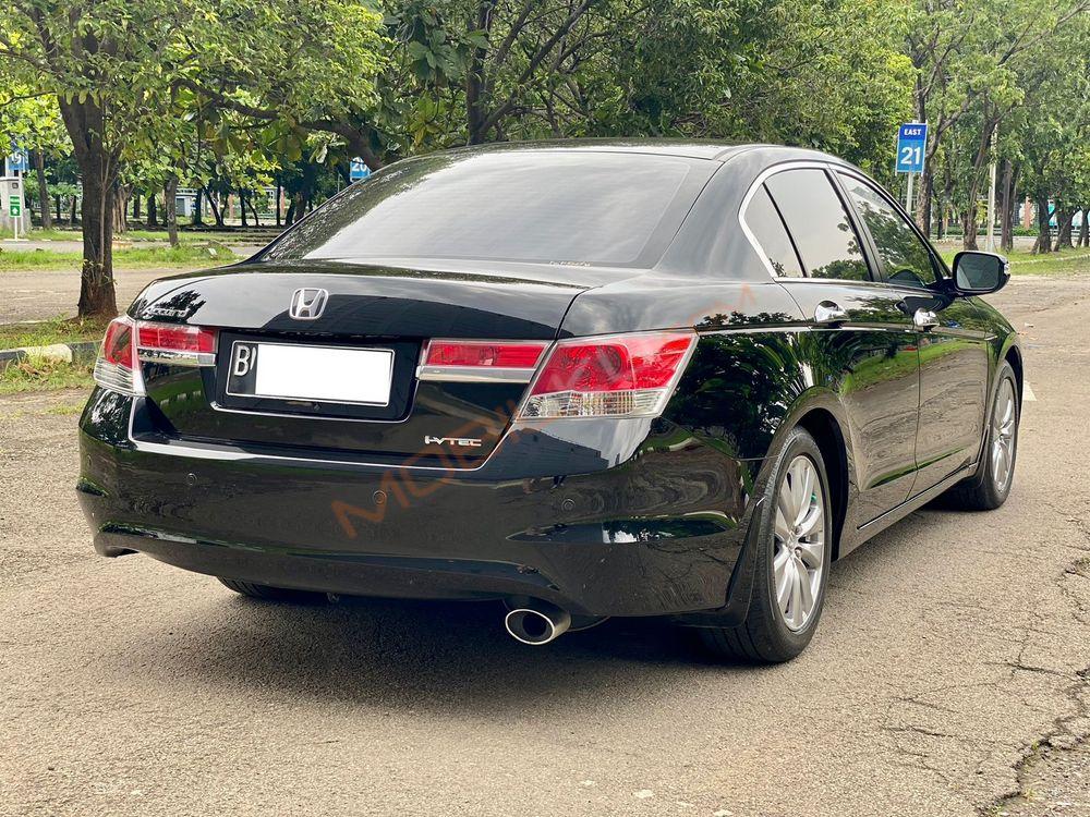 Mobil Honda Accord 2011