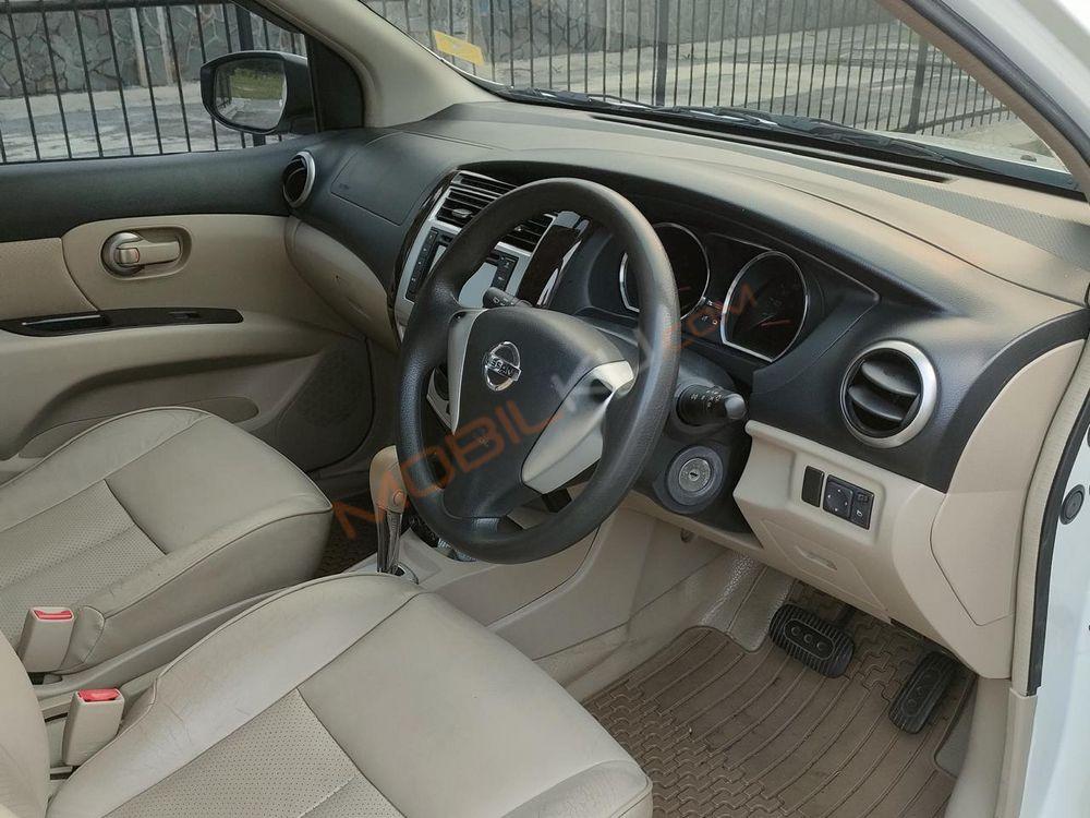 Mobil Nissan Livina 2014