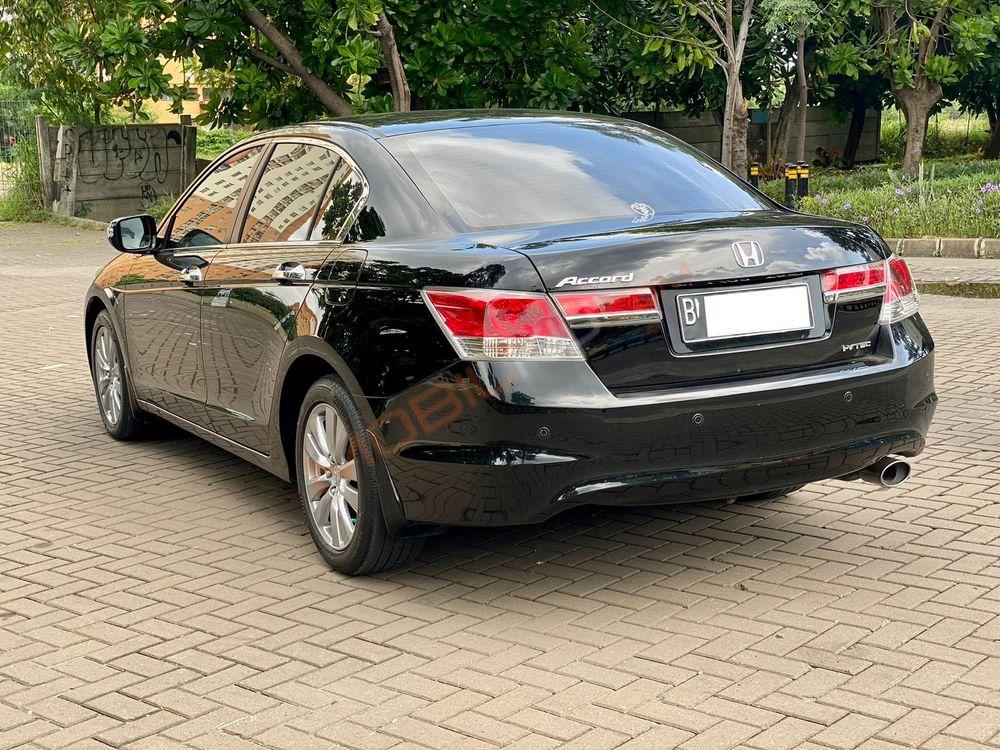 Mobil Honda Accord 2011