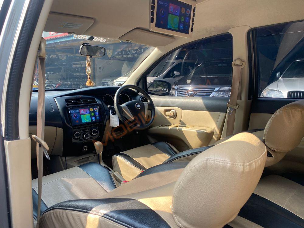 Mobil Nissan Grand Livina 2015