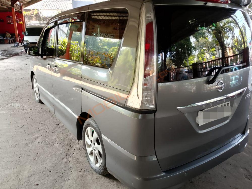 Mobil Nissan Serena 2014