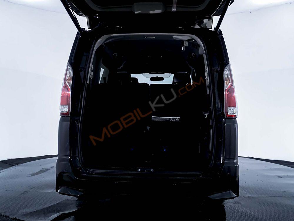 Mobil Nissan Serena 2021