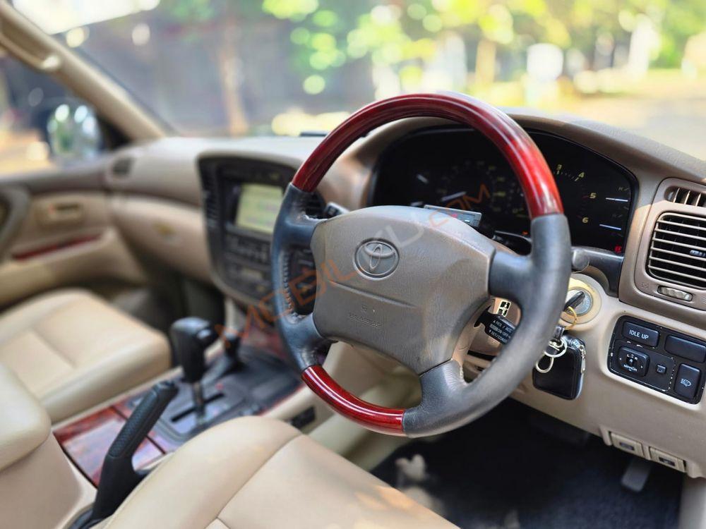 Mobil Toyota Land Cruiser 2003