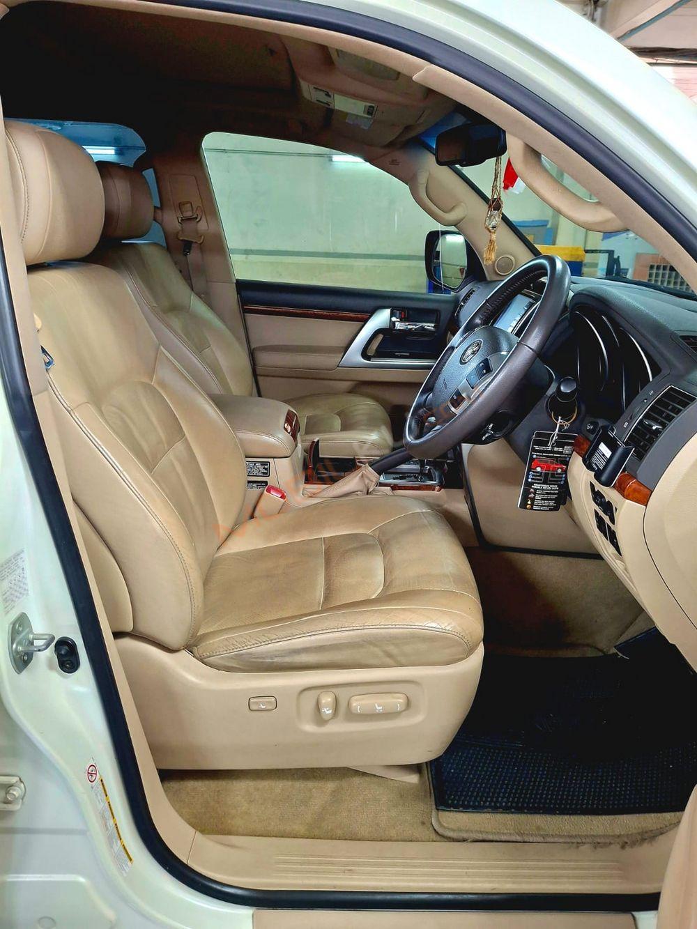 Mobil Toyota Land Cruiser 2013