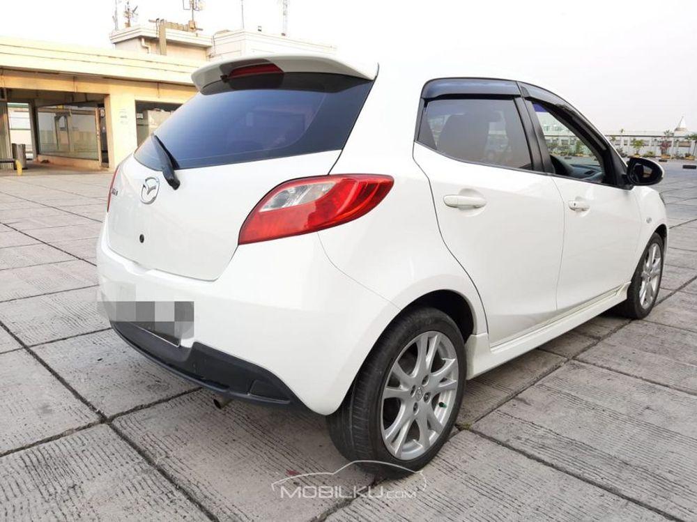 Mobil Mazda 2 Hatchback 2011