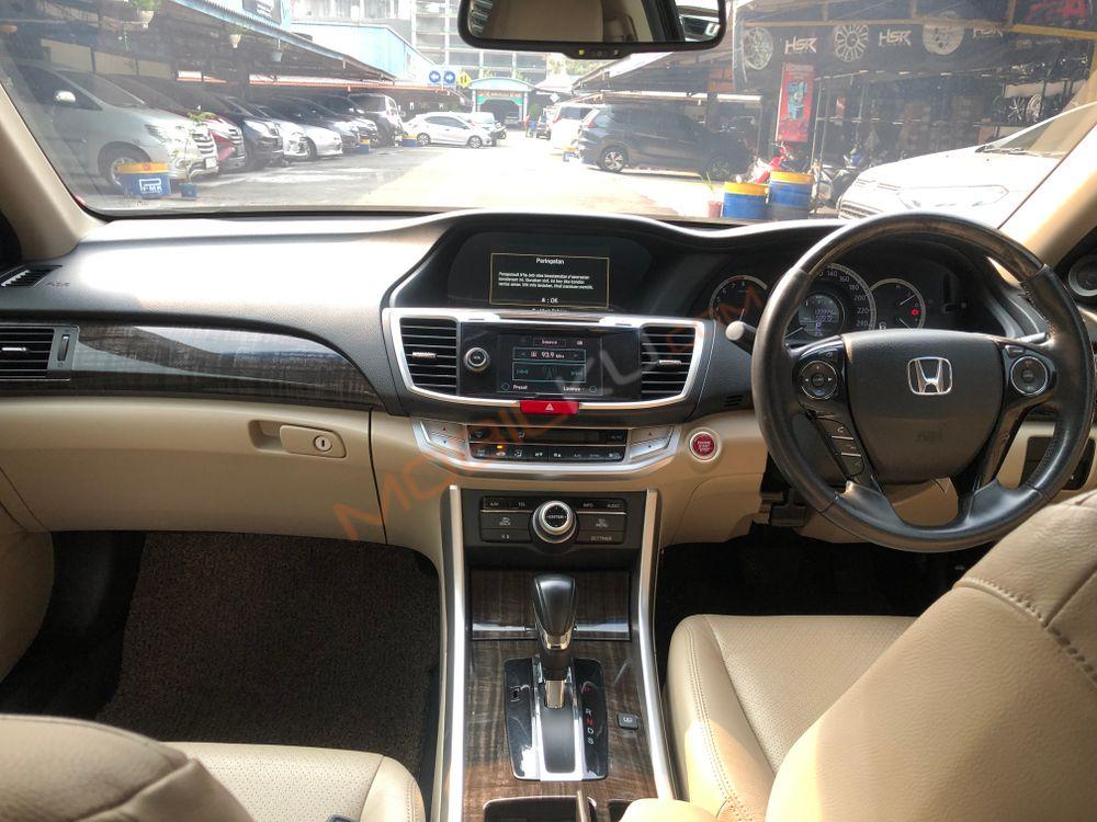 Mobil Honda Accord 2013