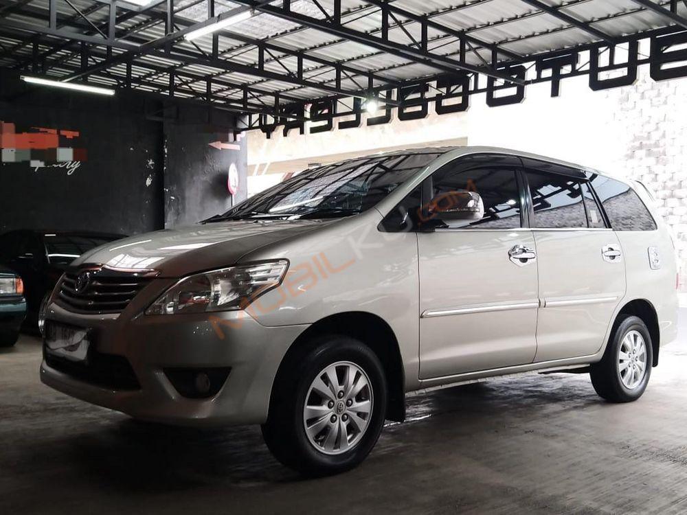 Mobil Toyota Kijang Innova 2012