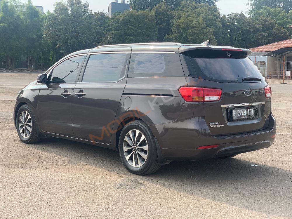 Mobil Kia Sedona 2017