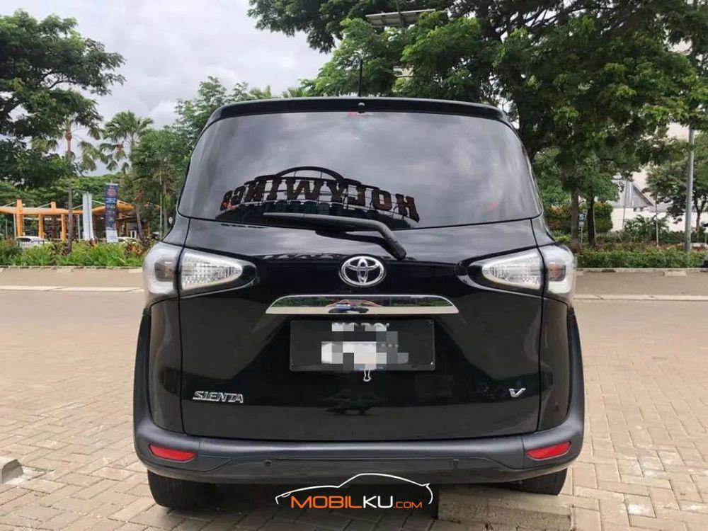 Mobil Toyota Sienta 2008