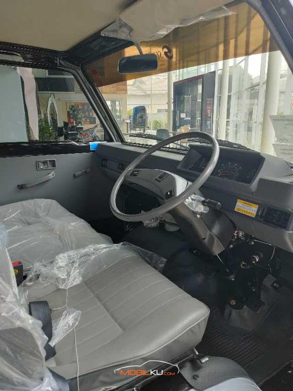 Mobil Mitsubishi L300 2021