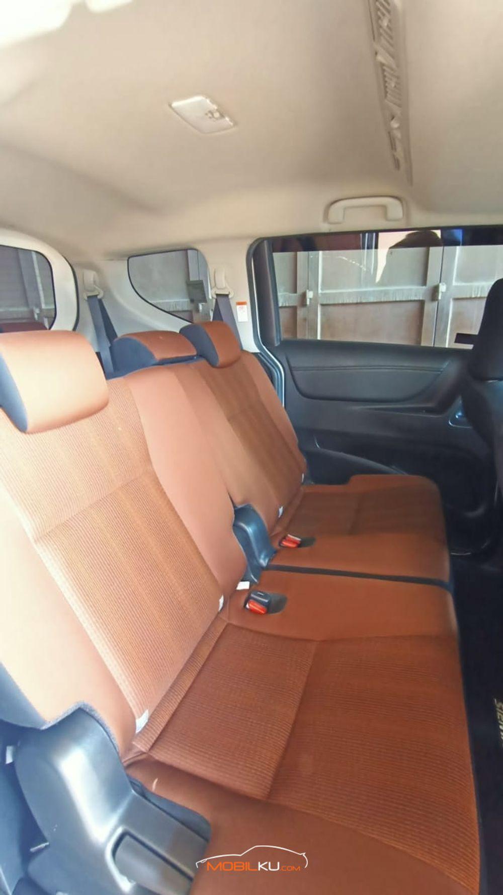 Mobil Toyota Sienta 2018