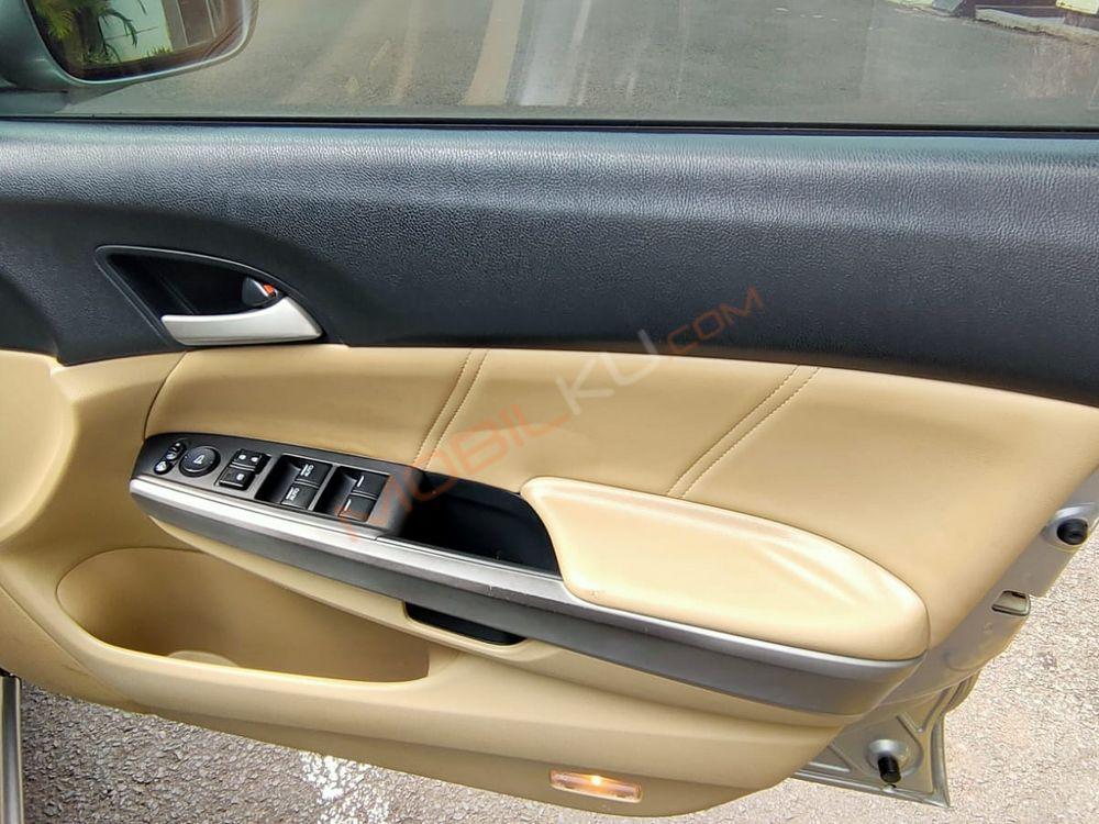 Mobil Honda Accord 2012