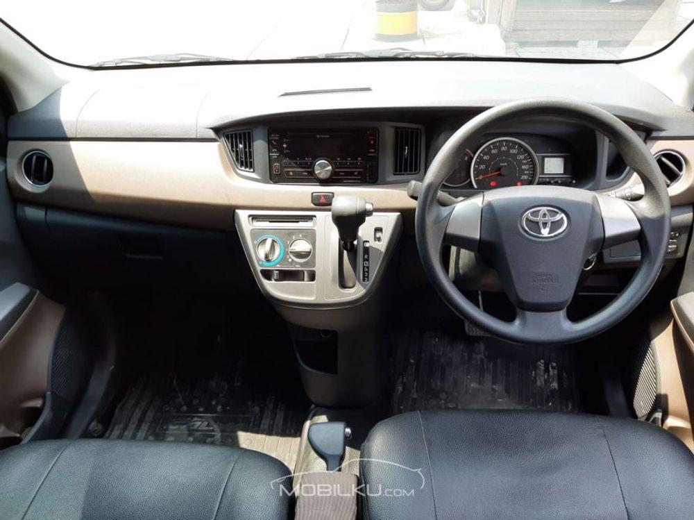 Mobil Toyota Calya 2018