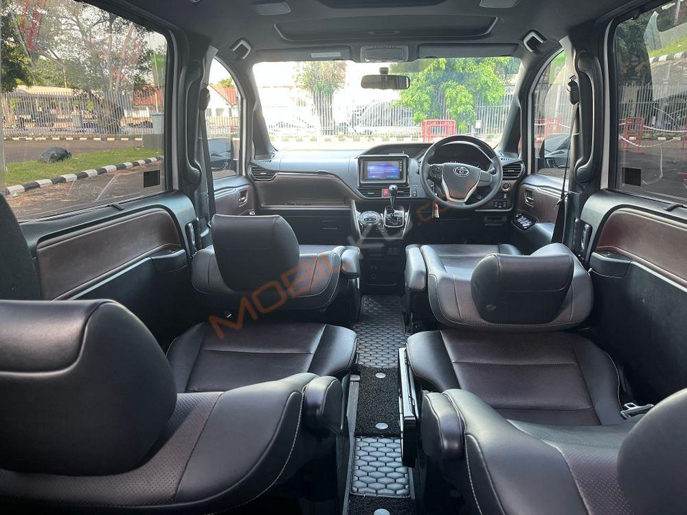 Mobil Toyota Voxy 2019