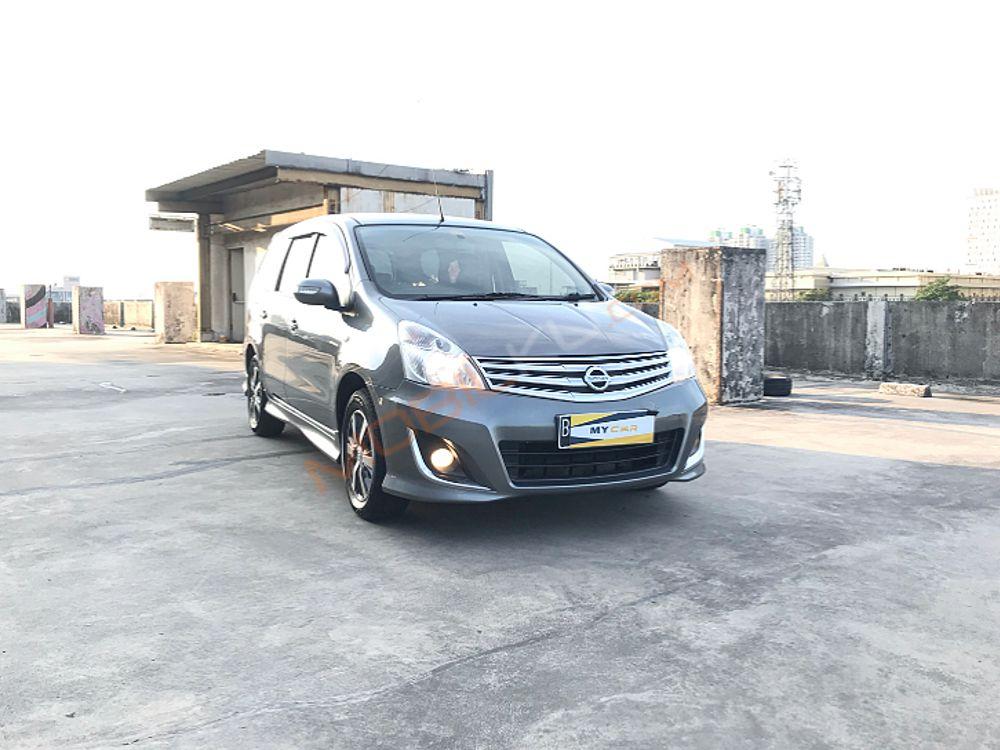 Mobil Nissan Grand Livina 2013
