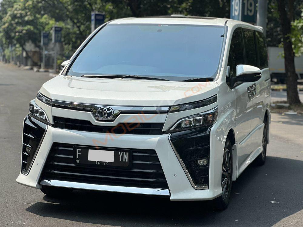 Mobil Toyota Voxy 2019