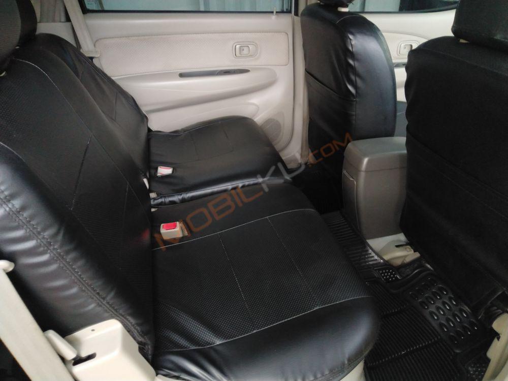 Mobil Toyota Avanza 2011