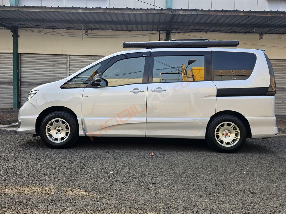 Mobil Nissan Serena 2017