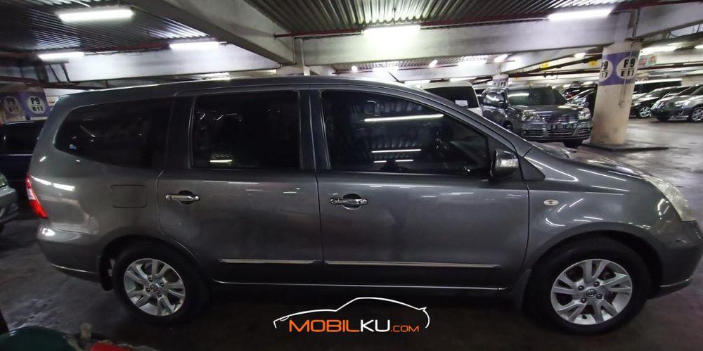 Mobil Nissan Grand Livina 2011