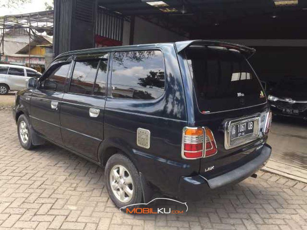 Mobil Toyota Kijang 2002