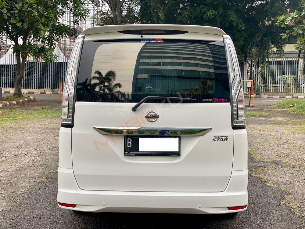 Mobil Nissan Serena 2017